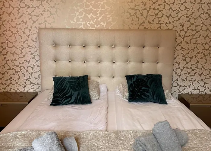 Valhalla Private Heated Swimming-pool Villa *