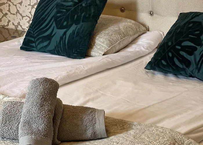 Valhalla Private Heated Swimming-pool *